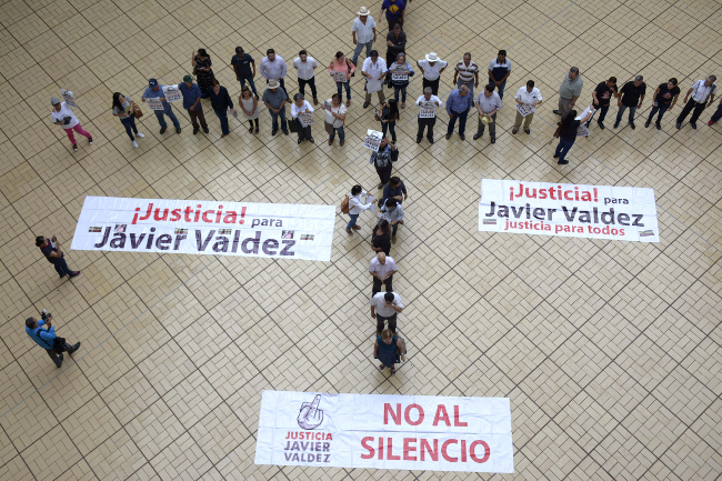 Periodistas, familiares y miembros de la sociedad civil participan en una protesta para exigir justicia en el caso del asesinato del periodista Javier