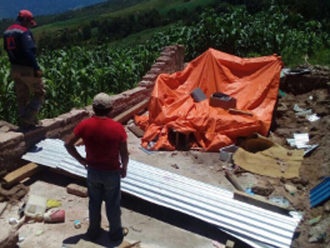 Las viviendas afectadas fueron construidas con adobe y sus techos son de lámina galvanizada.