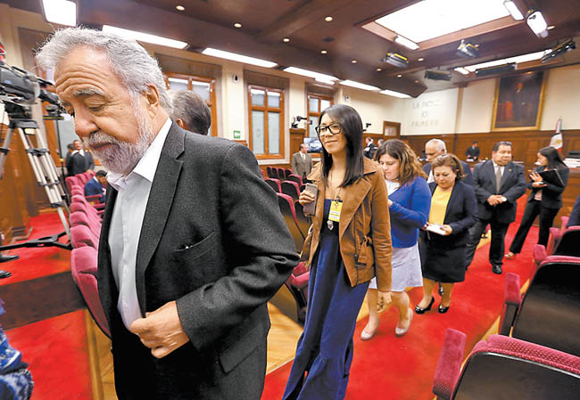 Alejandro Encinas, quien presidió la Asamblea Constituyente, acudió ayer al Pleno de la Corte. 