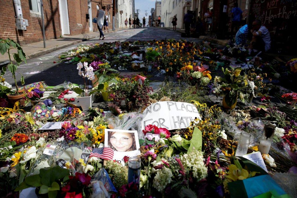 El altar que colocaron familiares y amigos, así como simpatizantes con la causa de la víctima que murió atropellada por un supremacista. 