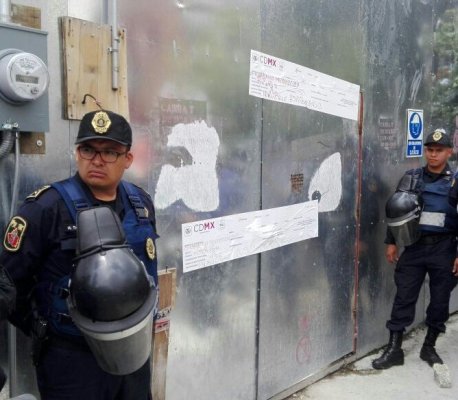 El gobierno de la Ciudad de México aseguró cinco inmuebles en tres delegaciones. 