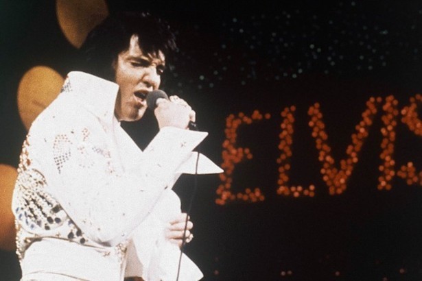 Elvis Presley nació el 8 de enero de 1935 en Tupelo, Missisipi  y falleció el 16 de agosto de 1977 en Memphis, Tenessee a los 42 años.