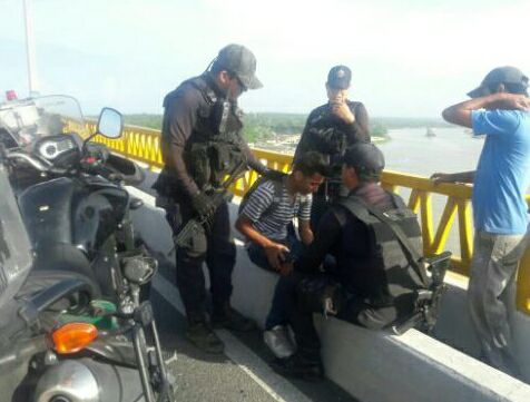 Policías convencen al joven de no arrojarse del Puente Tampico.
