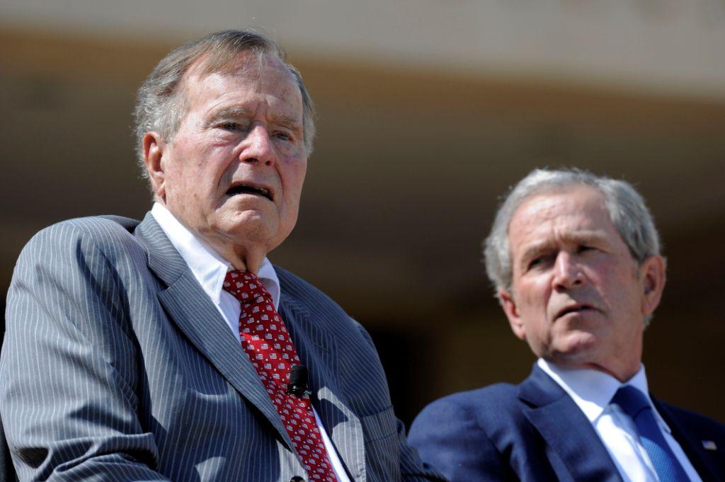 Los ex presidentes de Estados Unidos, George H.W Bush y su hijo George W. Bush.