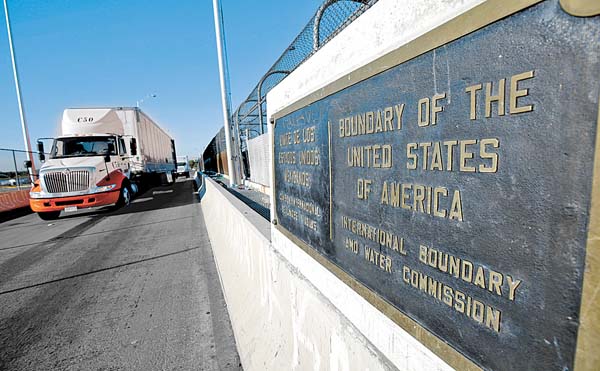 Tráileres aguardan el paso hacia Estados Unidos en el puente de Ciudad Juárez, Chihuahua.