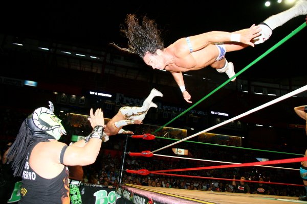 Volador Jr. en una lucha