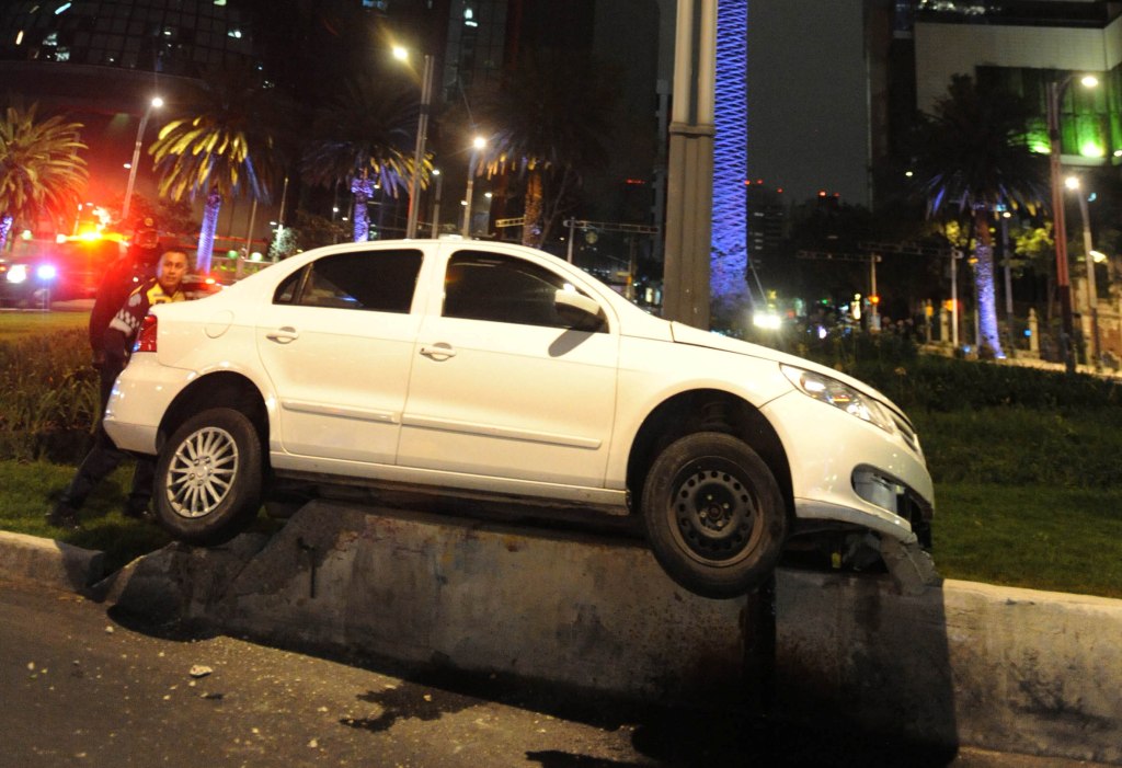El auto se subió al borde de la glorieta y chocó contra uno de los postes.