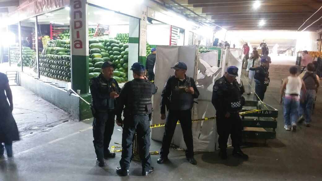 El cuerpo del sujeto quedó tirado en la mitad de uno de los pasillos y fue cubierto con mamparas