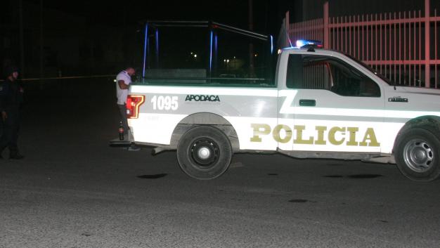Debajo del brazo tenía una cartulina con un mensaje.