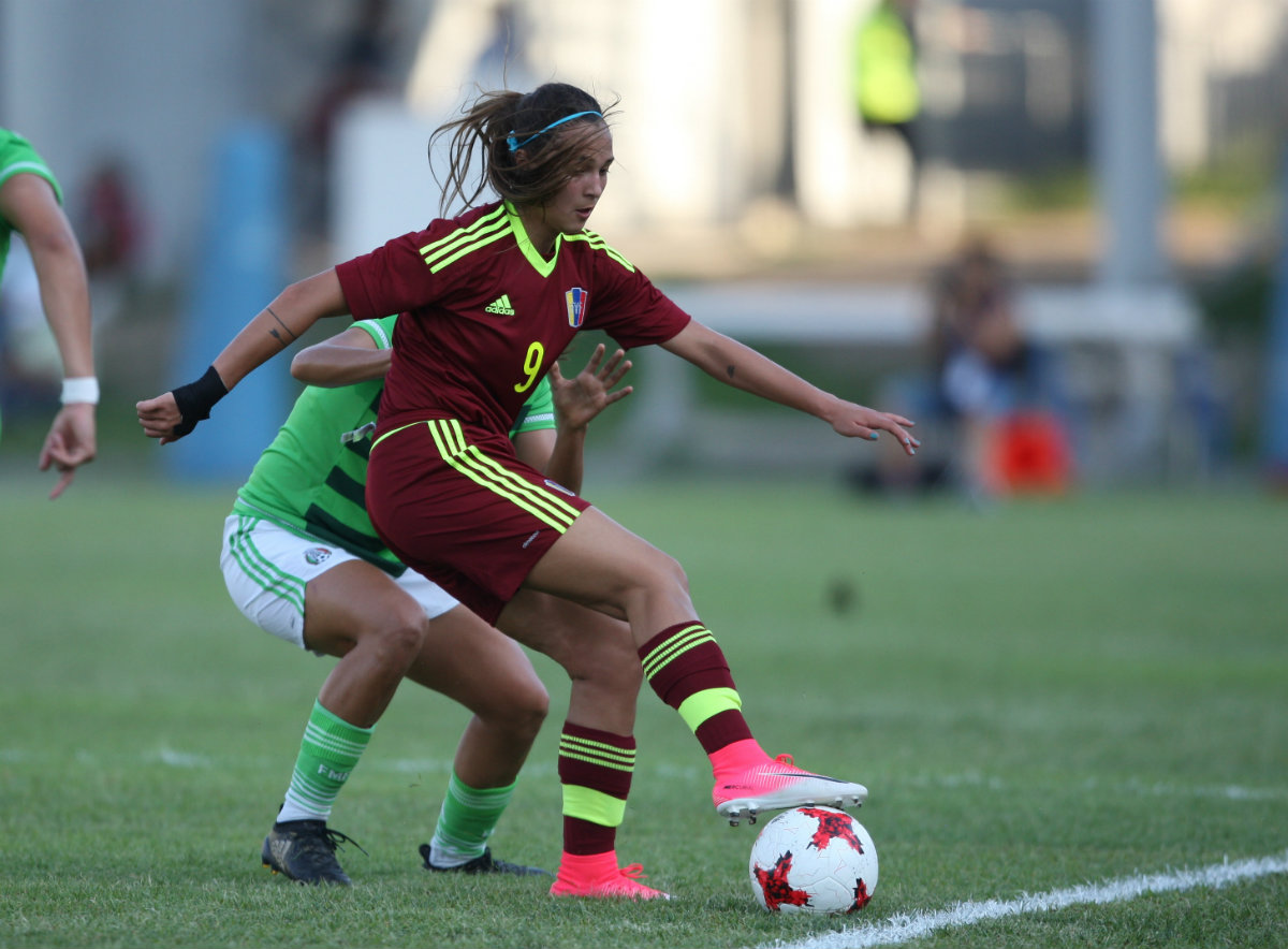 Deyna Castellanos durante un amistoso ante México