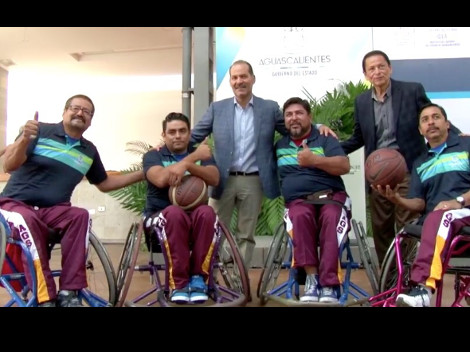 El gobernador de Aguscalientes, Martín Orozco y el titular del Deporte del estado con el equipo deportivo de paralímpicos.