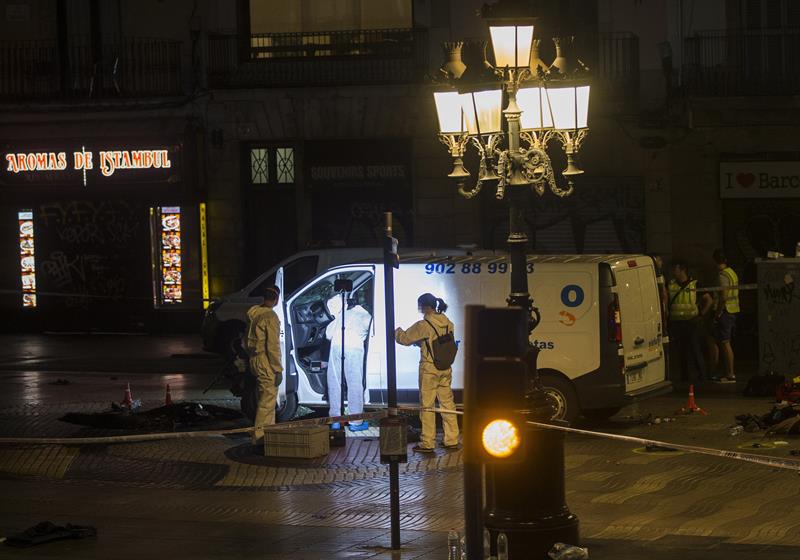 La policía local inspecciona la furgoneta usada para atacar en Barcelona.