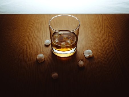 Está es la razón porque la que algunas personas agregan agua a su vaso de whisky
