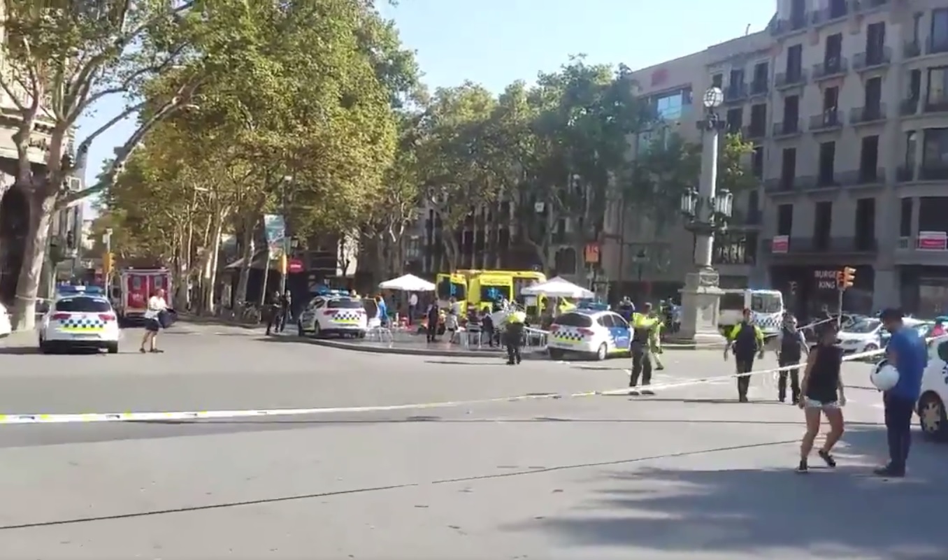 Los servicios de emergencia pidieron a la gente que no acuda a la zona en torno a la céntrica Plaza de Cataluña.