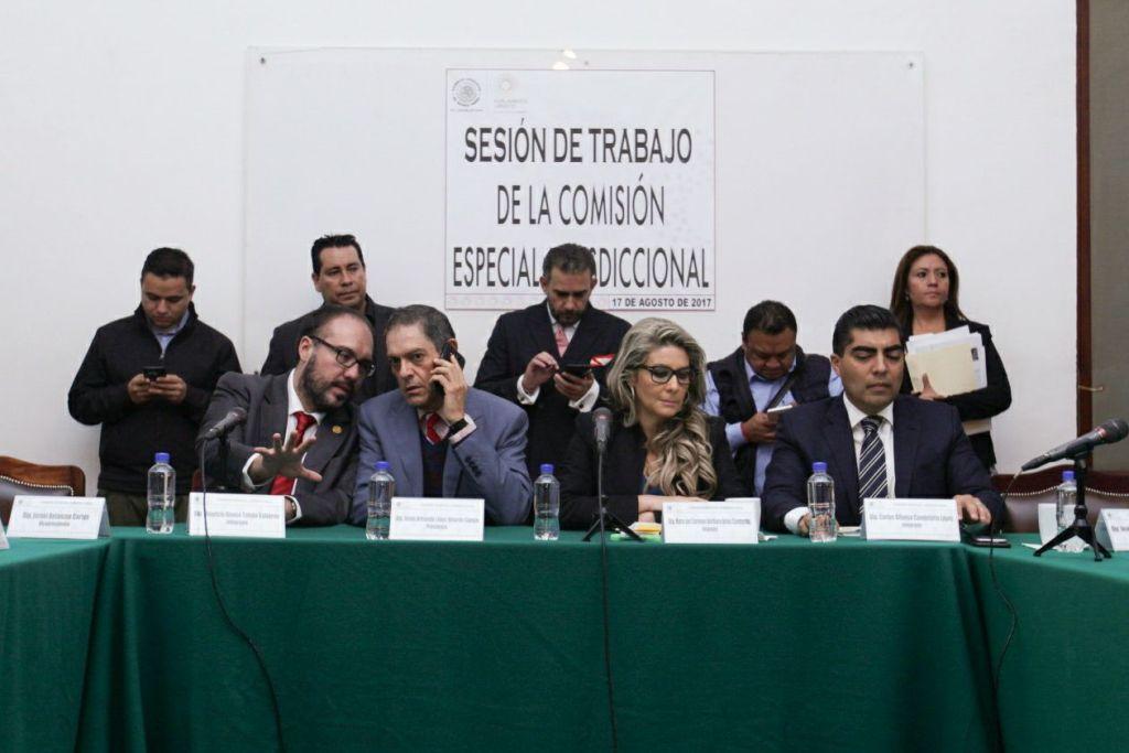 En la sesión participan los diputados Mauricio Toledo, Nora Arias, Israel Betanzos, Carlos Candelaria y Manuel Delgadillo.