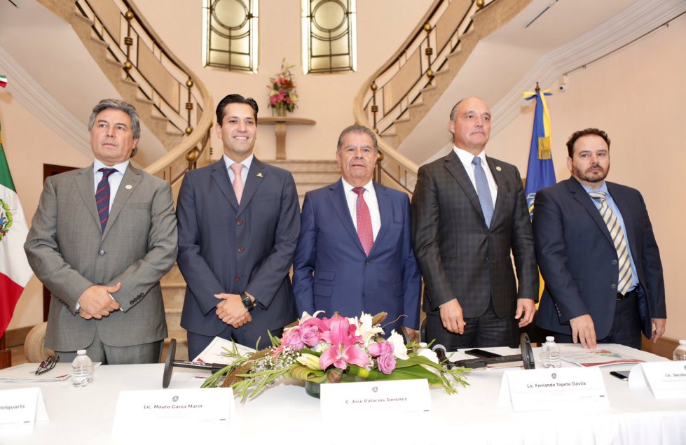 El titulares de la Sedeco, José Palacios y los dirigentes empresariales ayer en la Ciudad de México
