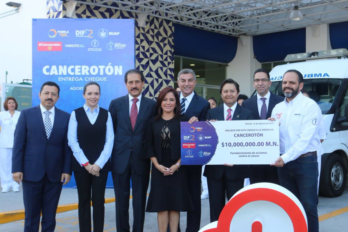 El gobernador de Puebla hizo la entrega del donativo.