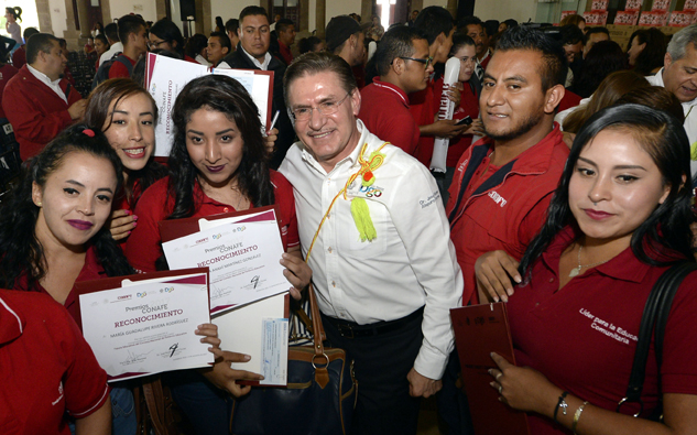 El gobernador de Durango, José Rosas Aispuro Torres, encabezó la Entrega de Premios CONAFE.
