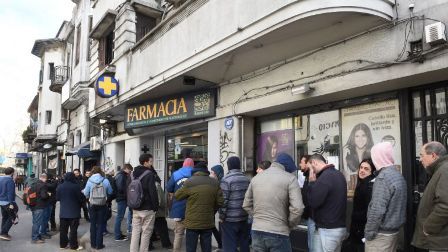 Largas filas en las farmacias para adquirirla