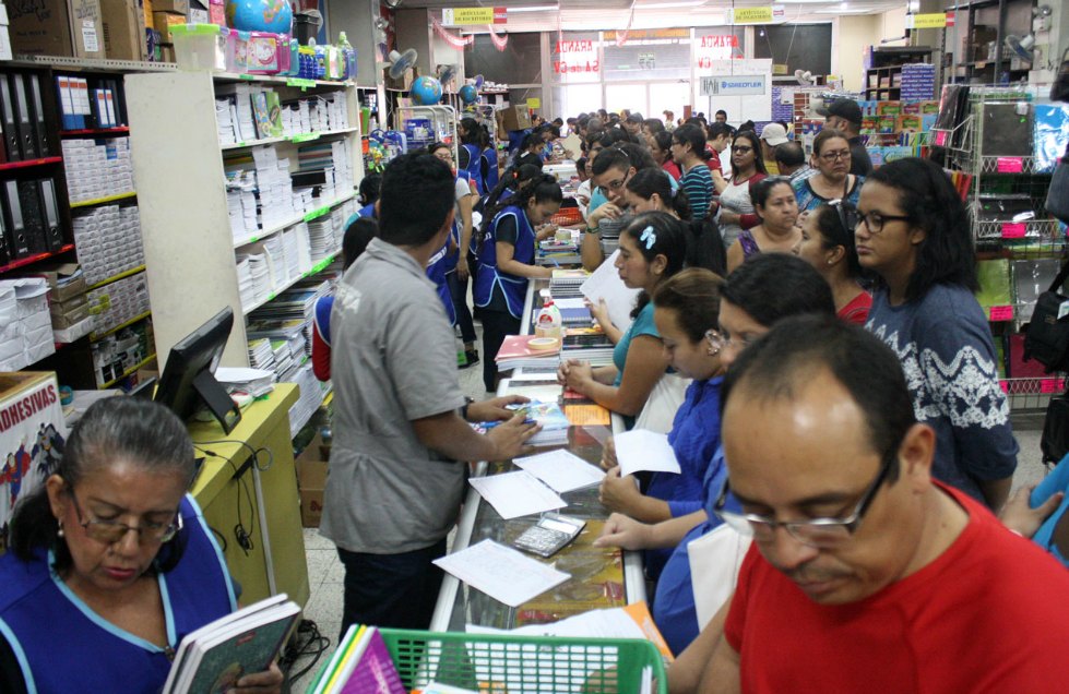 Las papelerías del centro de la ciudad lucían ayer abarrotadas