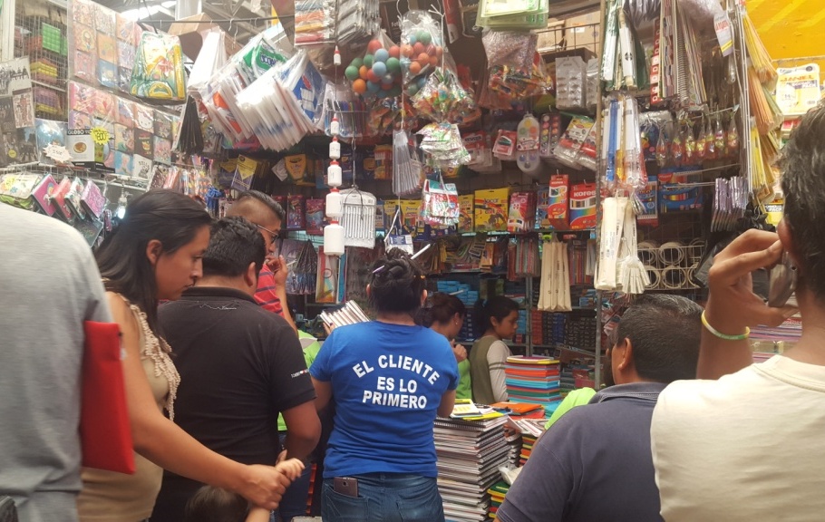 El mercado de útiles escolares de la calle de Mesones se ve repleta de padres de familia, que buscan encontrar el mejor precio de los útiles.