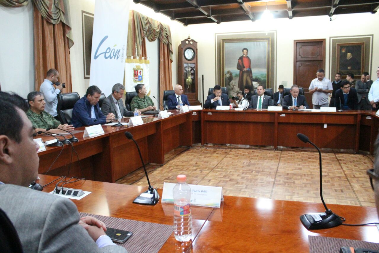 Rueda de prensa en sala de cabildos, Gobierno del Estado, Municipio y federación. 