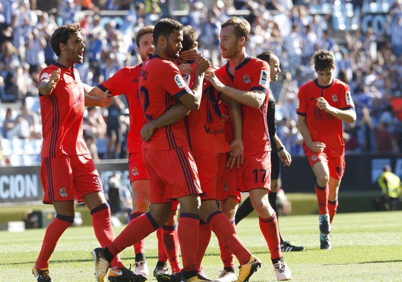 Jugadores de la Real Sociedad festejando gol de triunfo