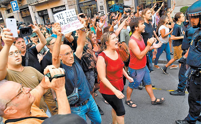 Manifestantes recorrieron a pie el trayecto que hizo la camioneta de los terroristas. 