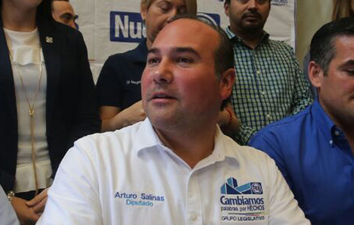 El coordinador del PAN, Arturo Salinas.