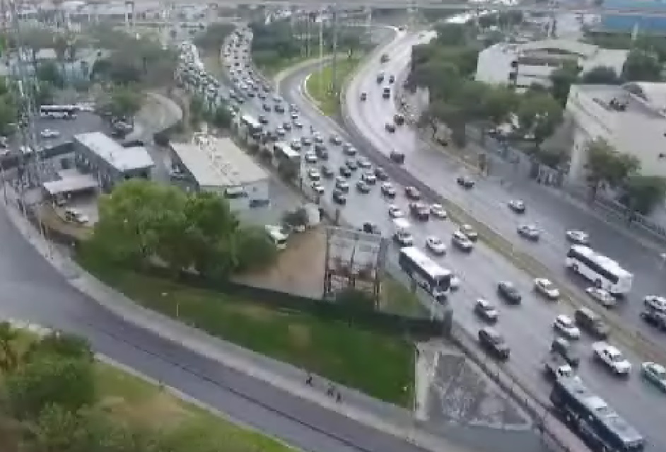 Quienes circulan por la avenida Nogalar, de oriente a poniente, no pueden ingresar a esta calle. 