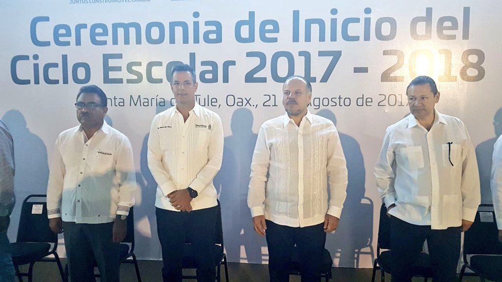 El gobernador de Oaxaca, Alejandro Murat, y el director del IEEPO, Germán Cervantes, inauguraron el ciclo escolar 2017-2018.