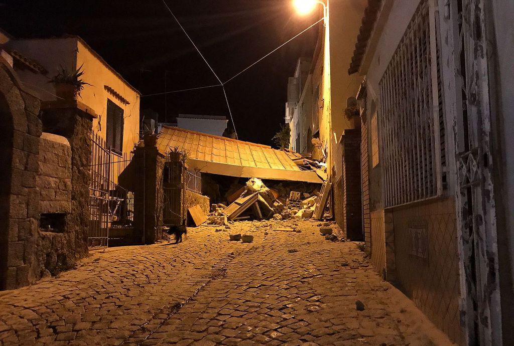 Imágenes de televisión mostraron que alrededor de seis edificios en la localidad de Casamicciola habían colapsado.