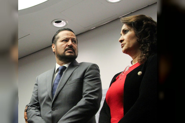 Los senadores Dolores Padierna y Fernando Herrera. 