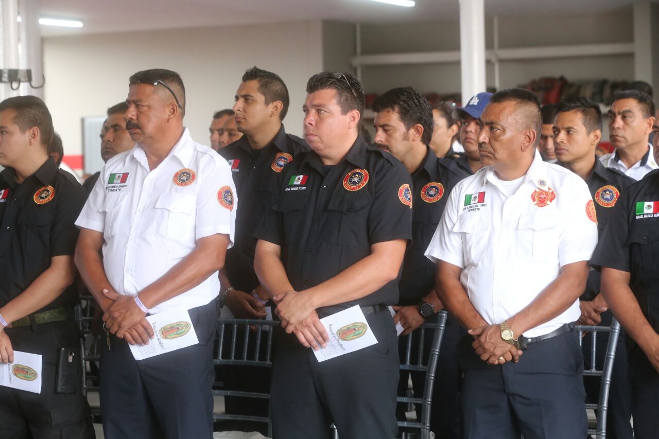 Celebran bomberos su día… yendo a combatir un incendio