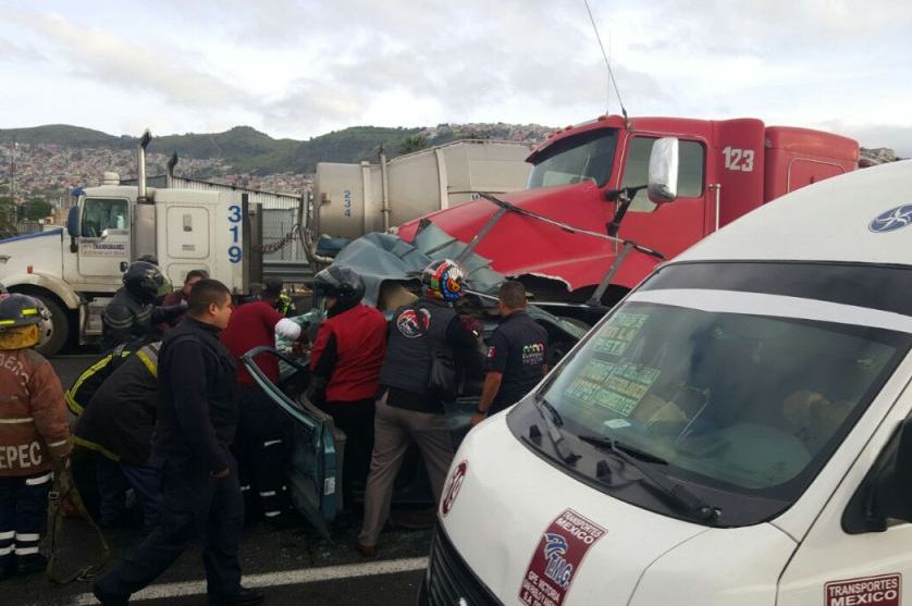 El tráiler chocó contra cinco autos y un camión de pasajeros.