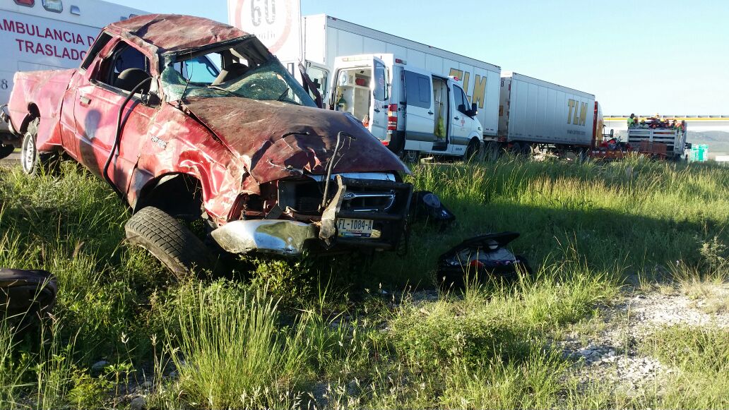 En Cuencamé, una volcadura dejó una persona muerta y 4 lesionadas.