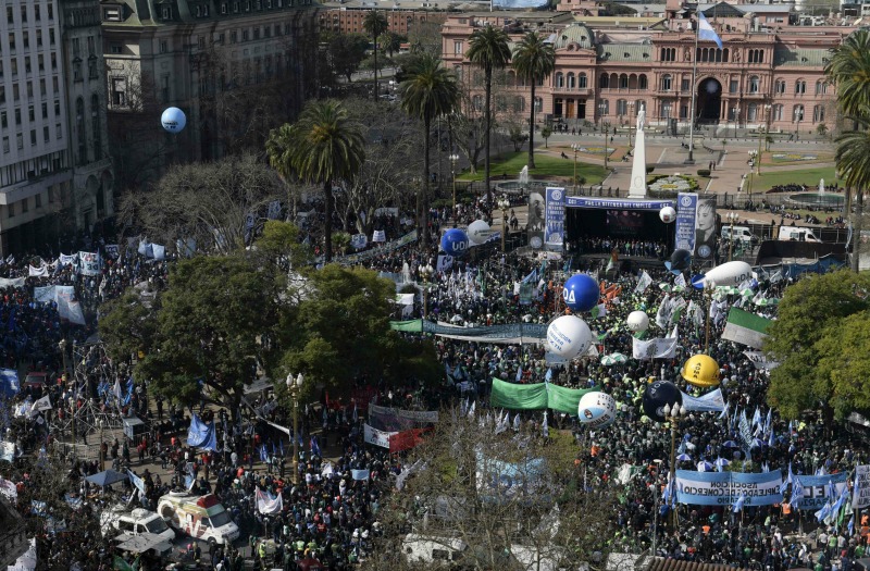 El gobierno cuestionó la manifestación encabezada por la CGT y acompañada por organizaciones sociales.