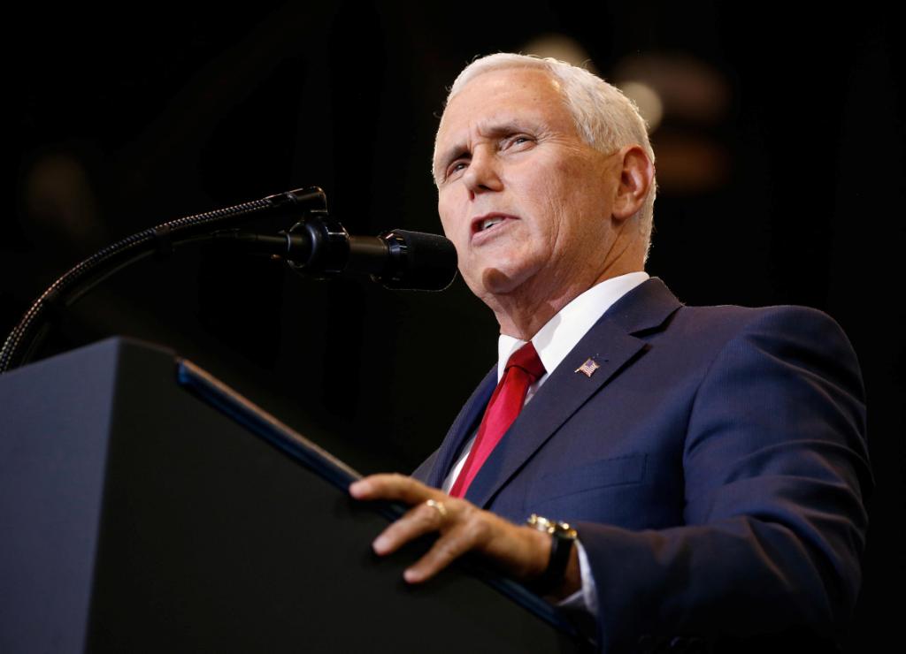 Mike Pence durante el mitin en Phoenix.
