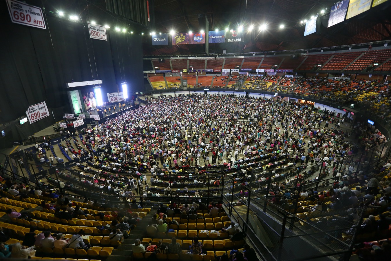 Música de 12 orquestas amenizaron el gran baile en el que participaron más de 100 mil personas.