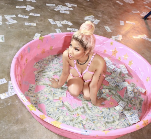 Nicki Minaj dio a conocer un avance de su nuevo video “Rake It Up”. 