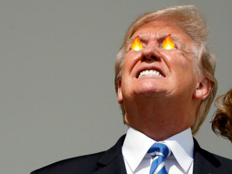Trump fue uno de los que hizo caso omiso a las recomendaciones de no ver el eclipse sin protección en los ojos. 