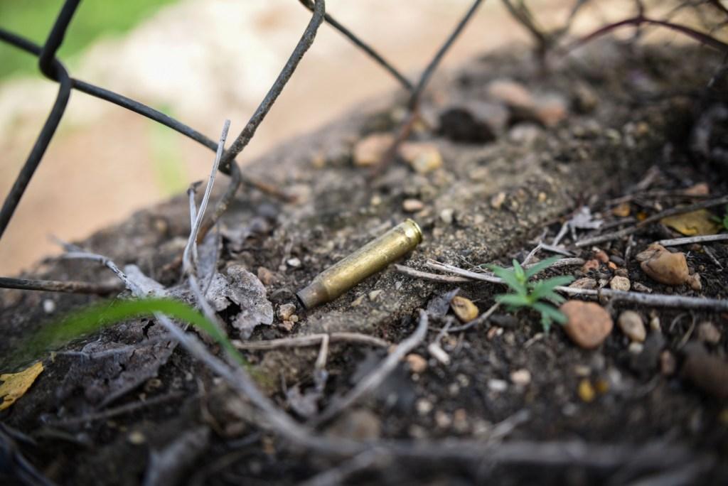 Un casquillo percutido de un arma calibre 7.62 mm quedó en el lugar en el que fue atacado el periodista y dos personas.