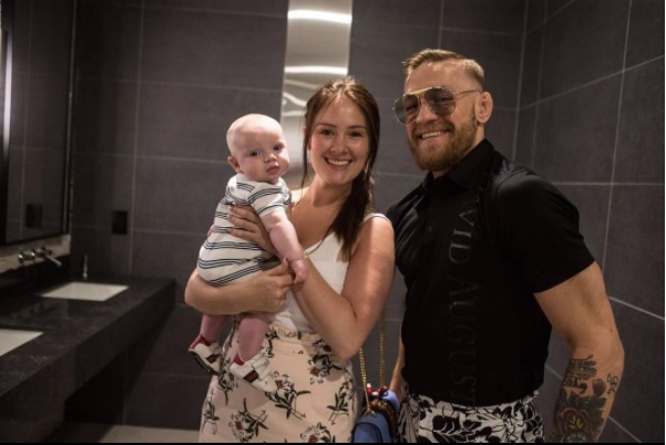 Dev Devlin y Conor McGregor posan con su hijo Conor Jack
