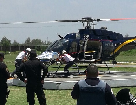 El policía lesionado fue trasladado al hospital en un helicóptero. 