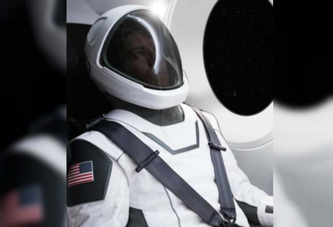 "Primera foto del traje espacial de SpaceX, más en pocos días", escribió Elon Musk junto a la imagen. 