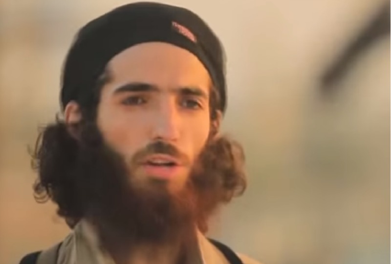 En la grabación aparecen dos terroristas hablando en español, aunque uno de ellos apenas comprensible.