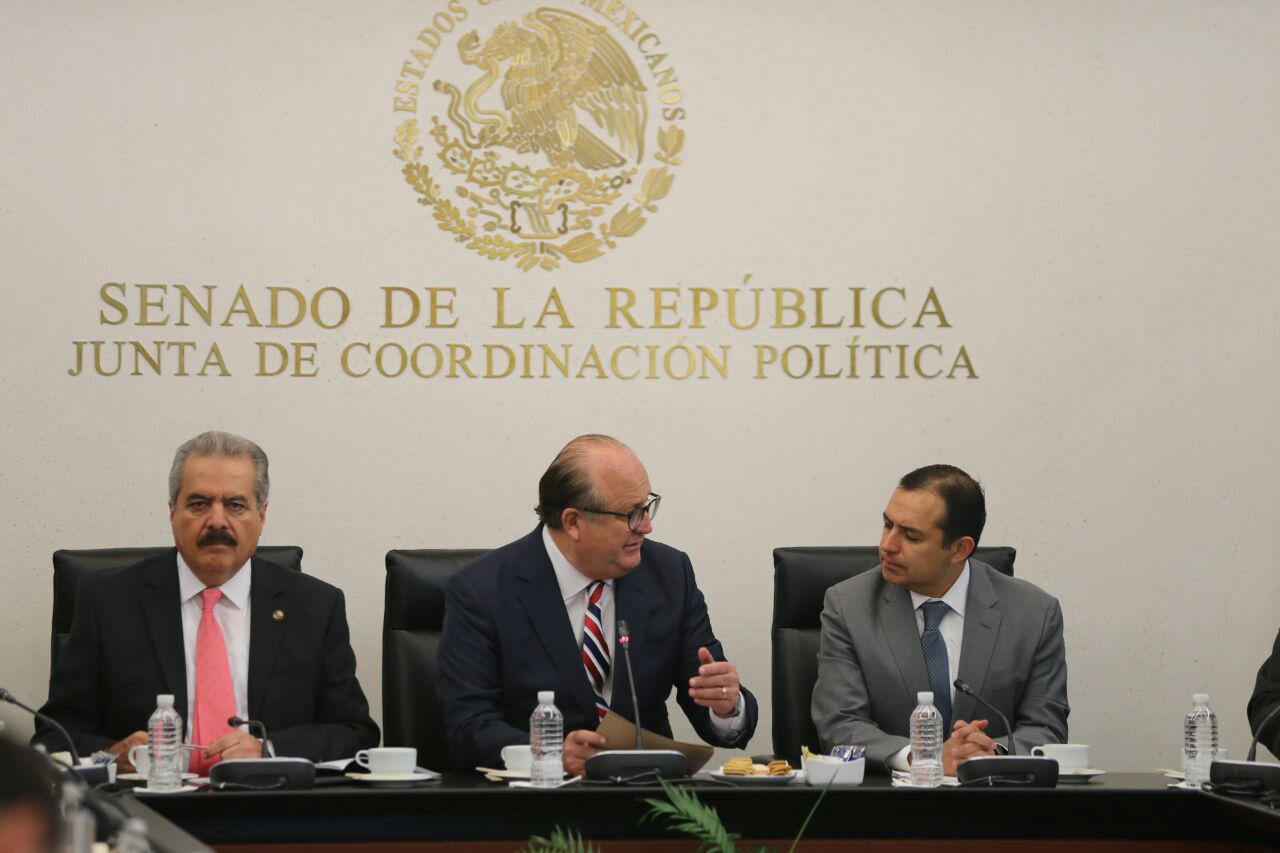 Graco Ramírez, gobernador de Morelos acude a comparecer al Senado por el caso del socavón en el Paso Express