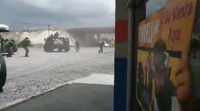 El video fue captado por un ciudadano desde el interior de un negocio de comida.