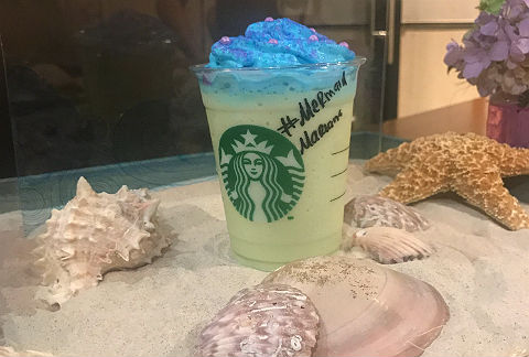 El Mermaid Frappuccino llegó hoy a todas las tiendas de Starbucks. 