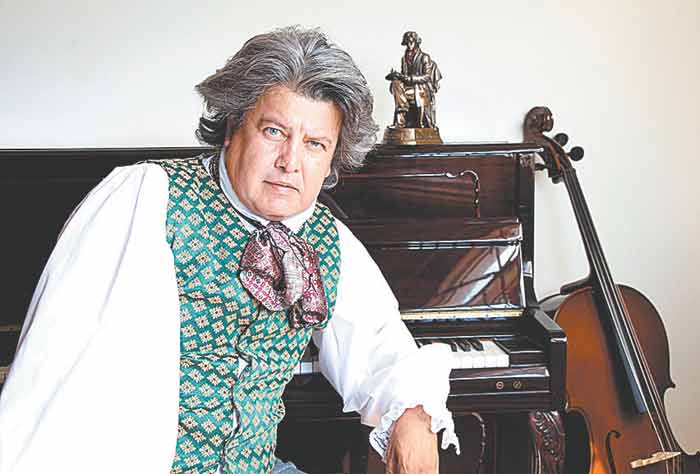 El escritor y dramaturgo Mario Clío personifica al genio musical.